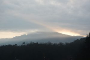 比叡山に厚い雲間から陽がのぼる（2015.03.17 06:27）