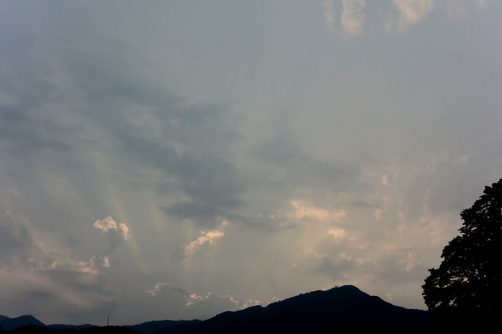 雲の向こうに放射状の朝日（2016.07.26 05:21）